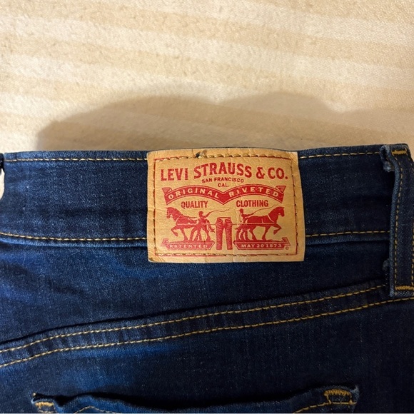 Women’s Levi’s Classic Straight Size 8 Medium Wash Jeans - Picture 8 of 9